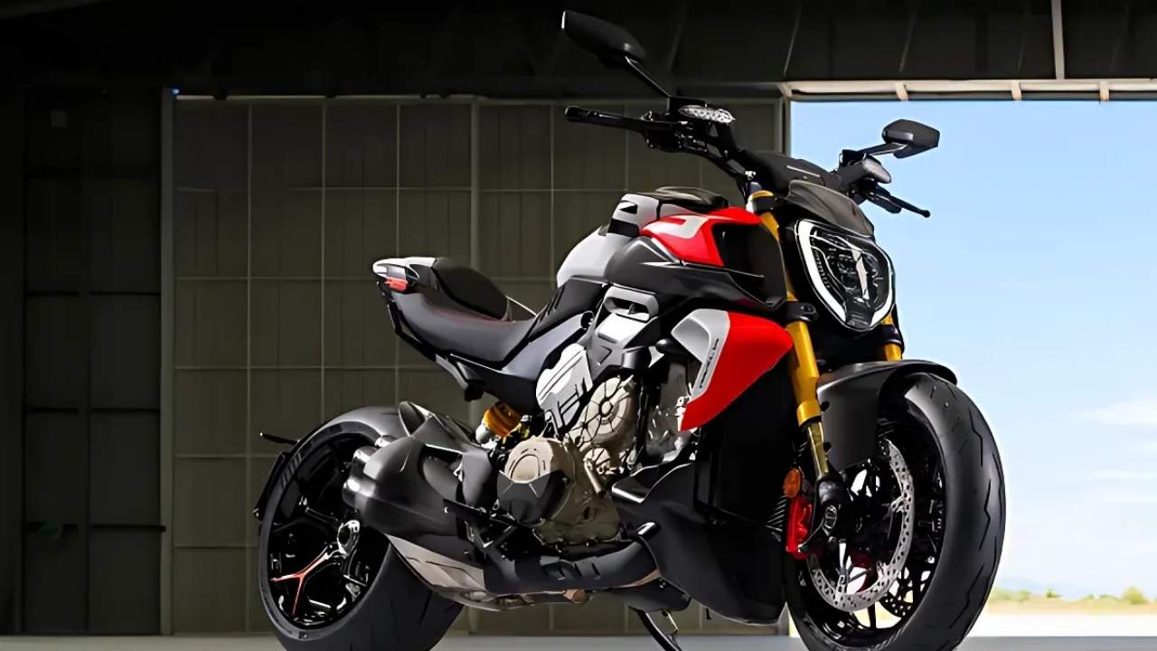 2026 Ducati Diavel V4 RS